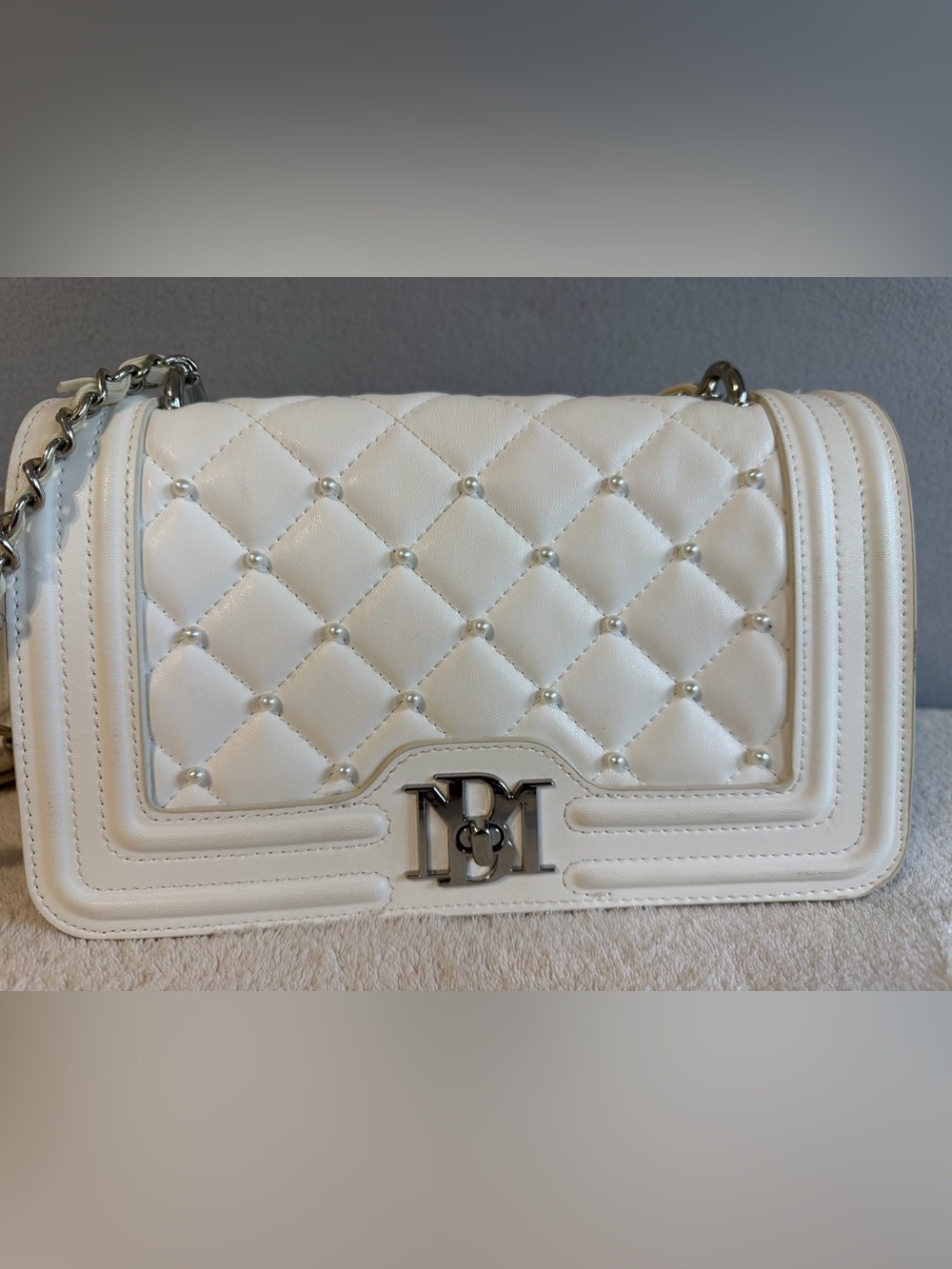 Badgley Mischka Bridal White Letter Lock Quilted & Pearl's Crossbody - Picture 2 of 13